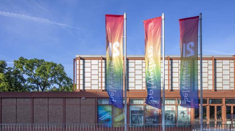 Belvedere 21 mit Regenbogenfahnen